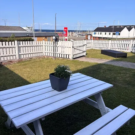 Cozy Located By Tejn Harbor Apartmán